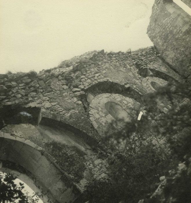 Eglise : Vue partielle des ruines