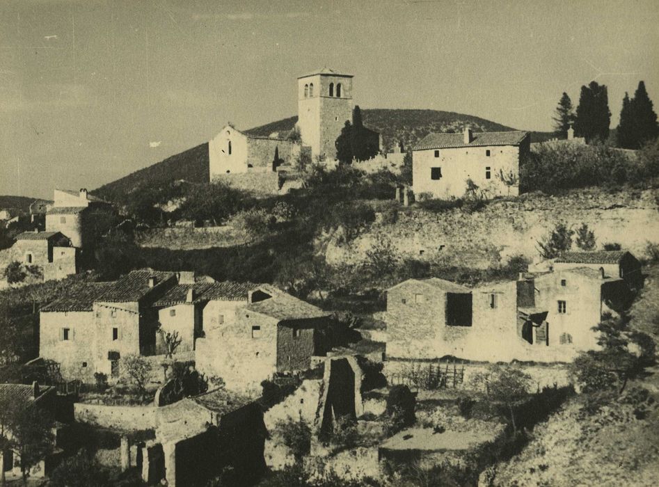 Eglise Sainte-Foy : Vue générale de l’église dans son environnement