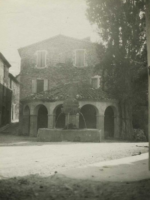 Fontaine et vieux lavoir à arcades : Vue générale