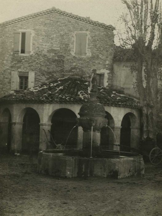 Fontaine et vieux lavoir à arcades : Vue générale