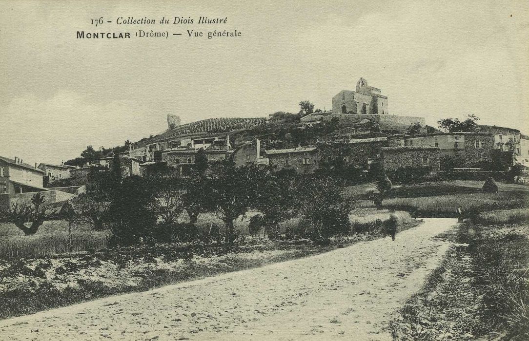 Eglise : Vue générale de l’église dans son environnement