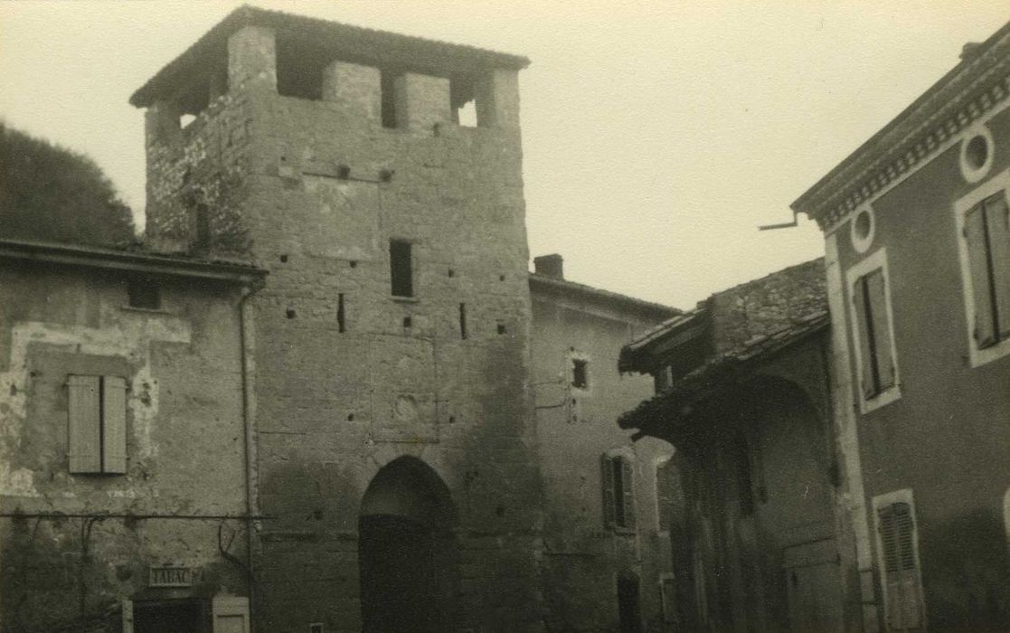 Porte fortifiée de l’ancien village : Elévation sud, vue générale