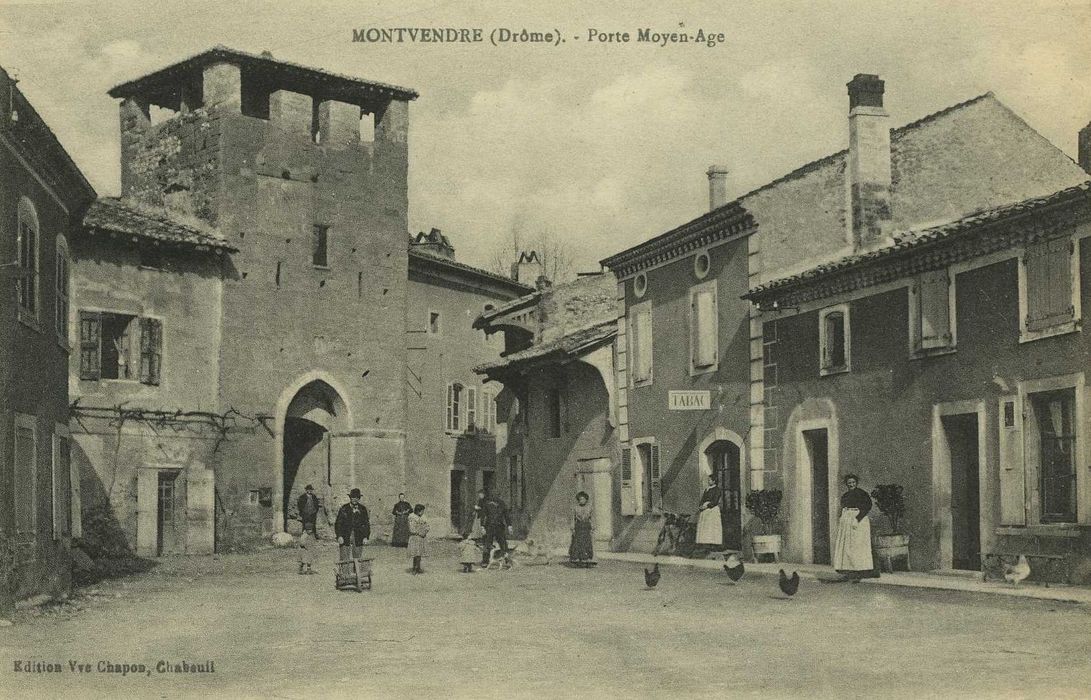 Porte fortifiée de l’ancien village : Elévation sud, vue générale