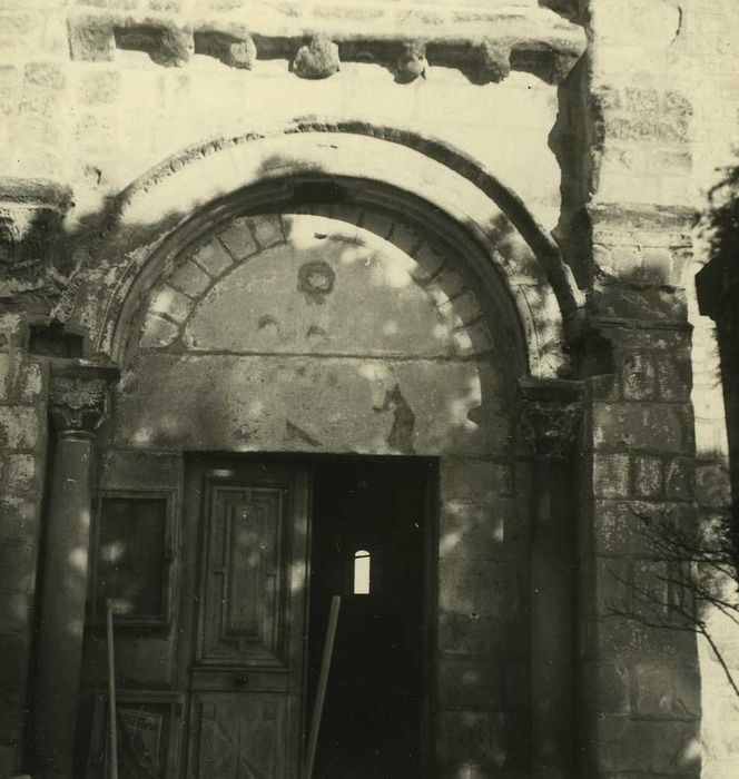 Eglise Sainte-Agnès : Porche occidentale, vue partielle