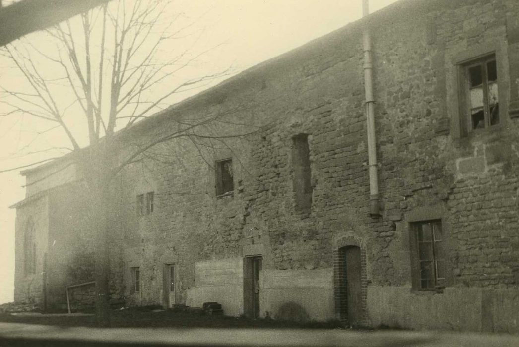 Prieuré : Façade est, vue générale