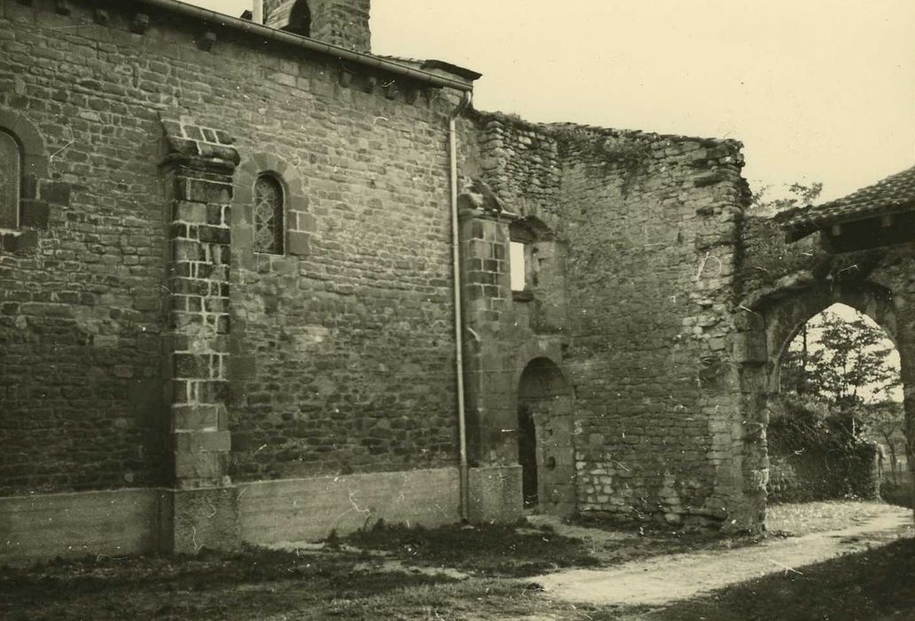 Eglise Sainte-Agnès : Façade latérale nord, vue partielle