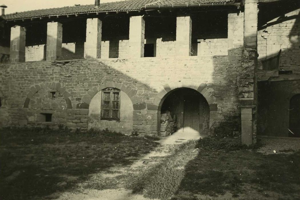 Prieuré : Ancien cloître, travée est, vue générale