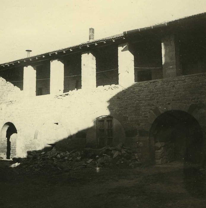 Prieuré : Ancien cloître, travée est, vue générale