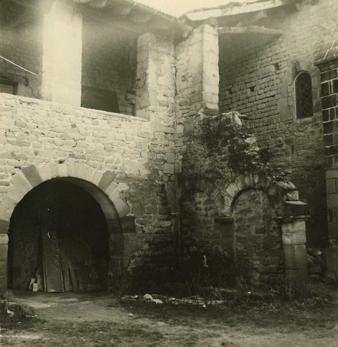 Prieuré : Ancien cloître, travée est, vue partielle