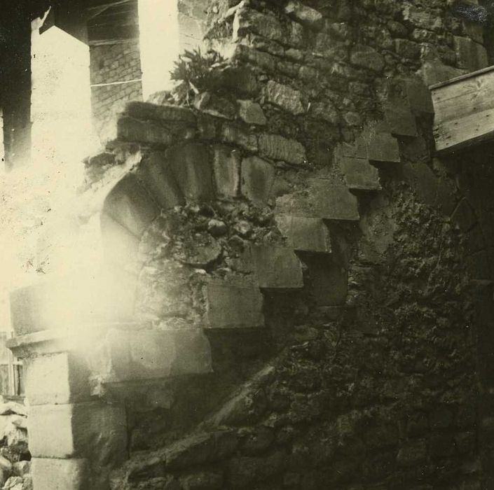 Prieuré : Ancien cloître, travée est, détail des maçonneries