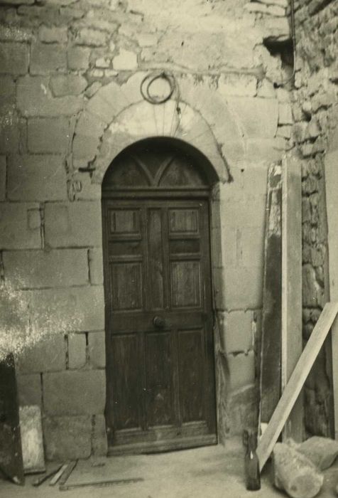 Eglise Sainte-Agnès : Détail de la orte de l’église ouvrant sur le cloître