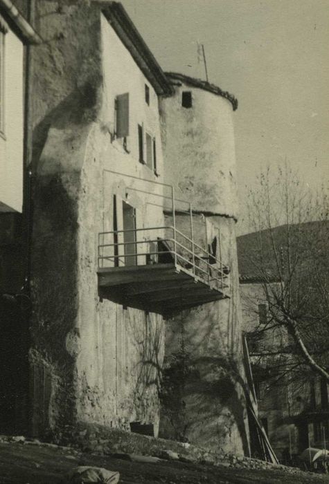 Château Vieux (ancien château Delphinal) : Vue partielle des anciens remparts