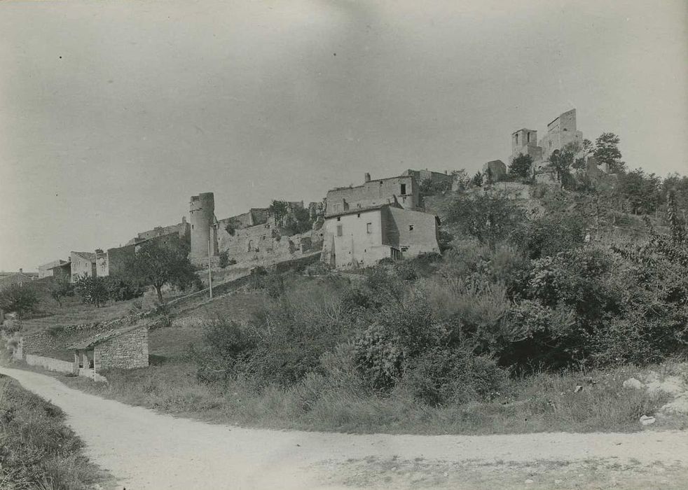 Remparts : vue générale du village depuis le sud-est