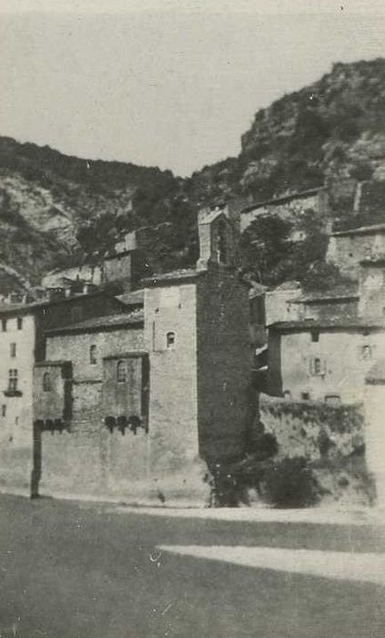 Ancienne église Saint-Apollinaire utilisée pour le culte réformé et ancien presbytère : Vue générale de l’église dans son environnement