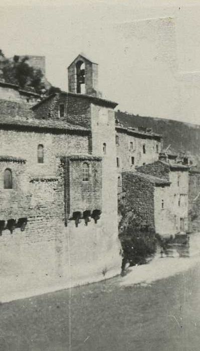 Ancienne église Saint-Apollinaire utilisée pour le culte réformé et ancien presbytère : Vue générale de l’église dans son environnement