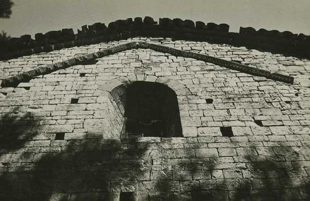 Chapelle de Saint-Bonnet : Façade occidentale, vue partielle