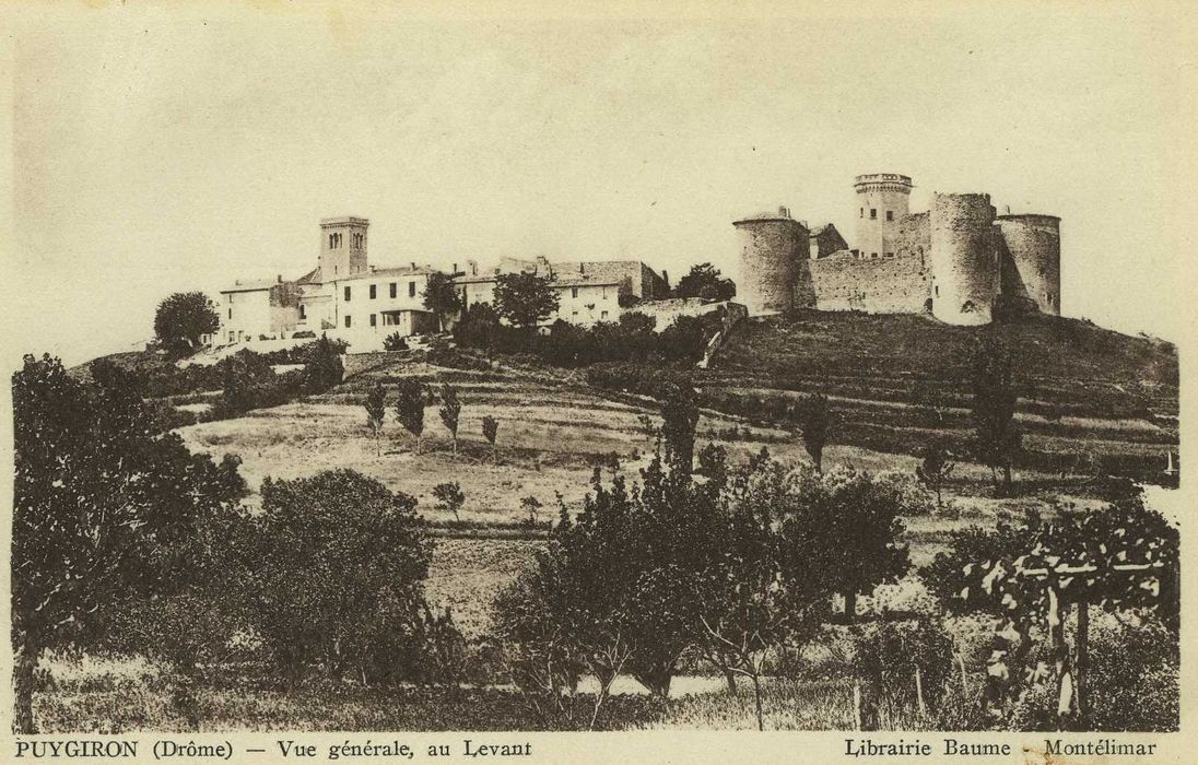 Château : Vue générale du château dans son environnement