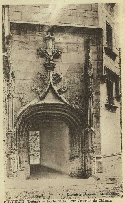 Château : Tour d’escalier, détail de la porte