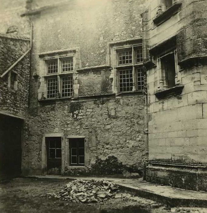 Château : Cour intérieure, vue partielle