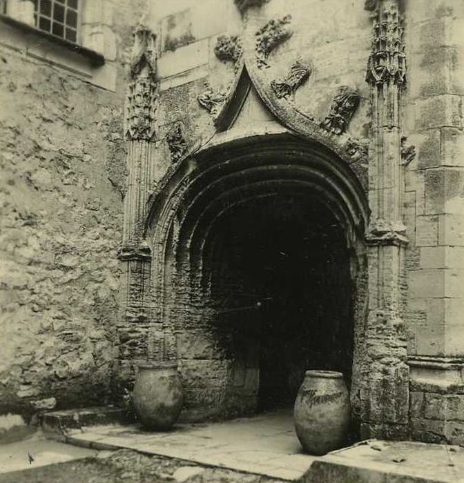 Château : Tour d’escalier, détail de la porte