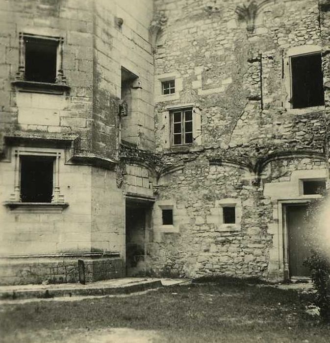 Château : Cour intérieure, vue partielle