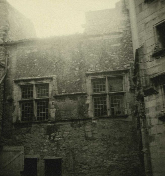 Château : Cour intérieure, façade est, vue partielle