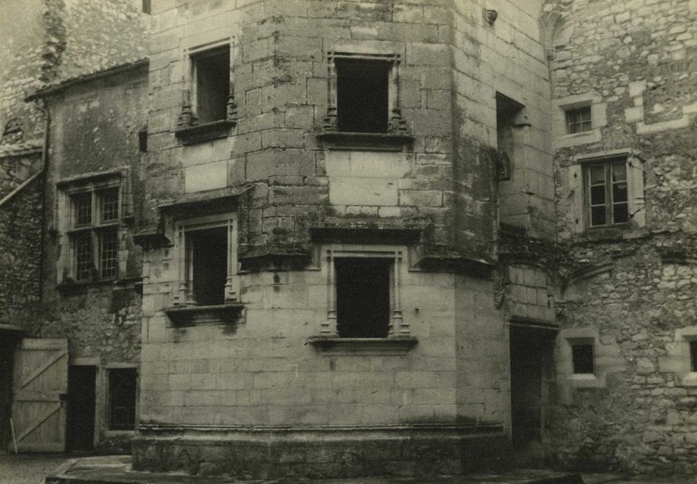 Château : Tour d’escalier, vue partielle