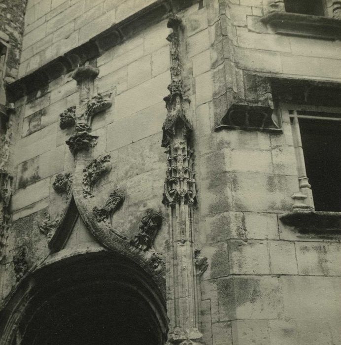 Château : Tour d’escalier, détail