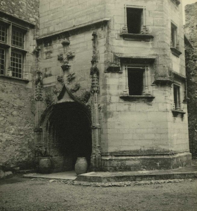 Château : Tour d’escalier, vue partielle