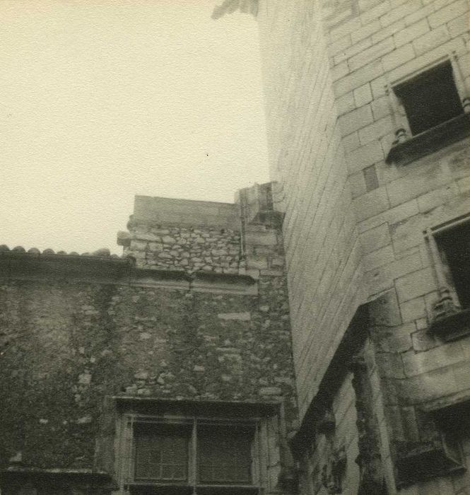 Château : Cour intérieure, façade est, vue partielle