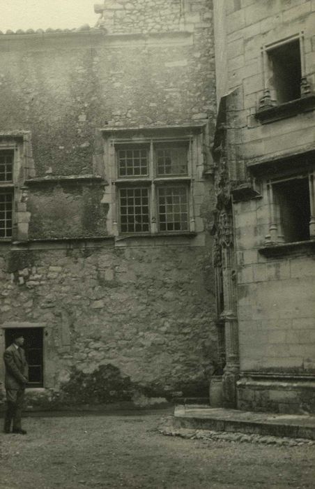 Château : Cour intérieure, façade est, vue partielle