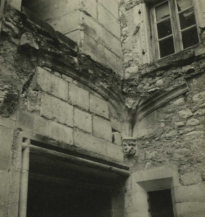 Château : Cour intérieure, façade est , détail des maçonneries