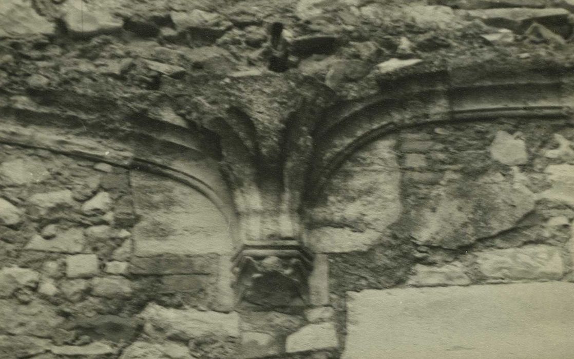 Château : Cour intérieure, façade est , détail des maçonneries