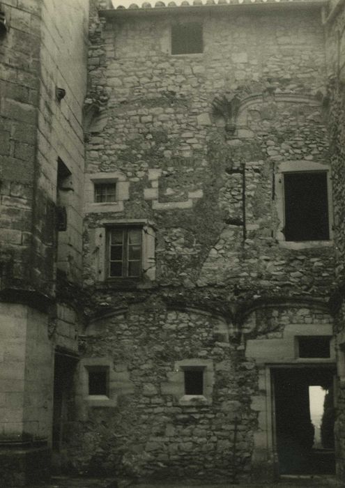 Château : Cour intérieure, façade est , détail des maçonneries