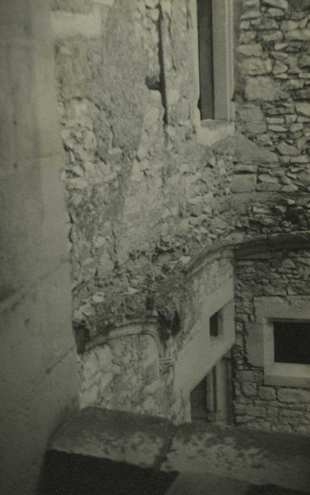 Château : Cour intérieure, façade est , détail des maçonneries