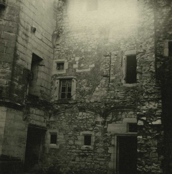 Château : Cour intérieure, façade est, vue partielle