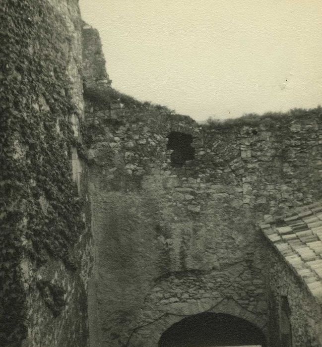 Château : Ancienne porte fortifiée, vue partielle