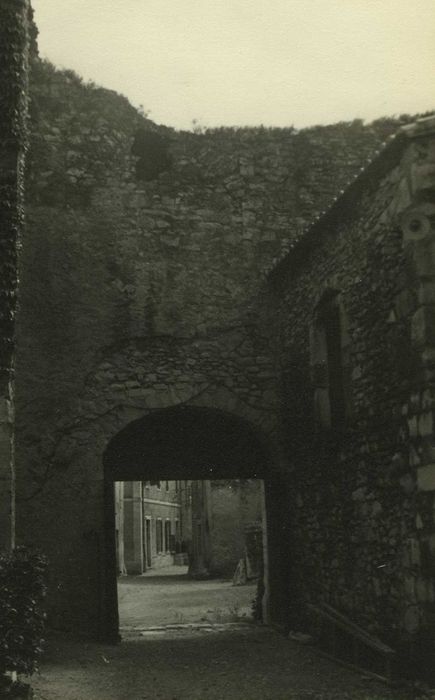 Château : Ancienne porte fortifiée, vue générale