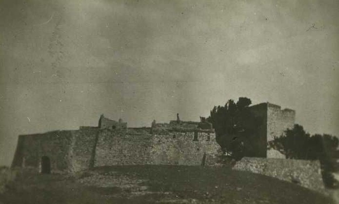 Château (ancien) : Vue générale du château dans son environnement