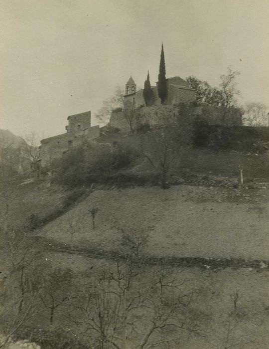 Eglise : Vue générale de l’église dans son environnement