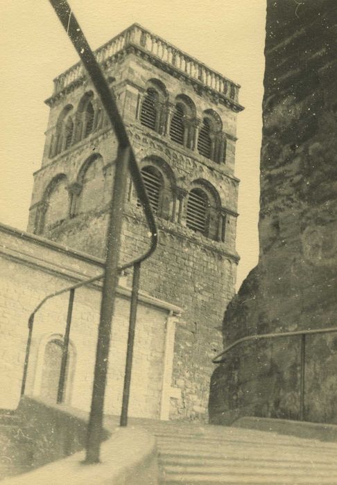 Eglise collégiale : Clocher, façades nord et est, vue générale