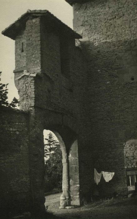 Domaine de Murat-Fontlozier : Porche d’accès à la cour intérieure, vue générale