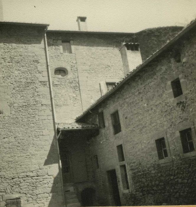 Domaine de Murat-Fontlozier : Cour intérieure, façades sud et ouest, vue partielle