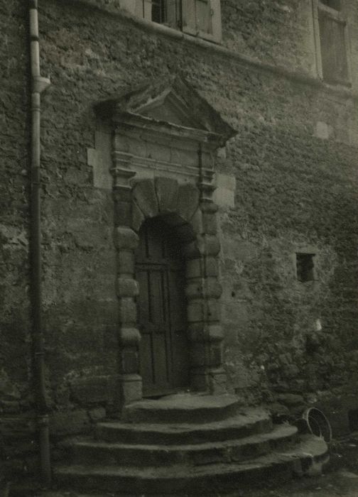 Domaine de Murat-Fontlozier : Façade latérale nord, porte d’accès, vue générale