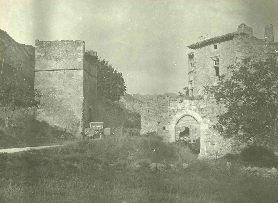 Donjon de Lastic : Ensemble ouest, vue partielle