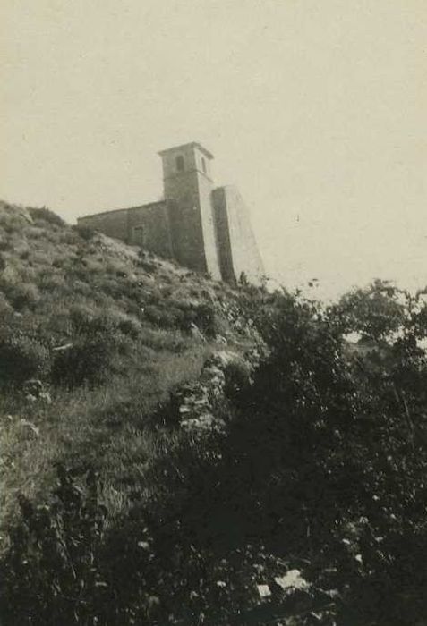 Château de Soyans : Vue générale de la chapelle dans son environnement