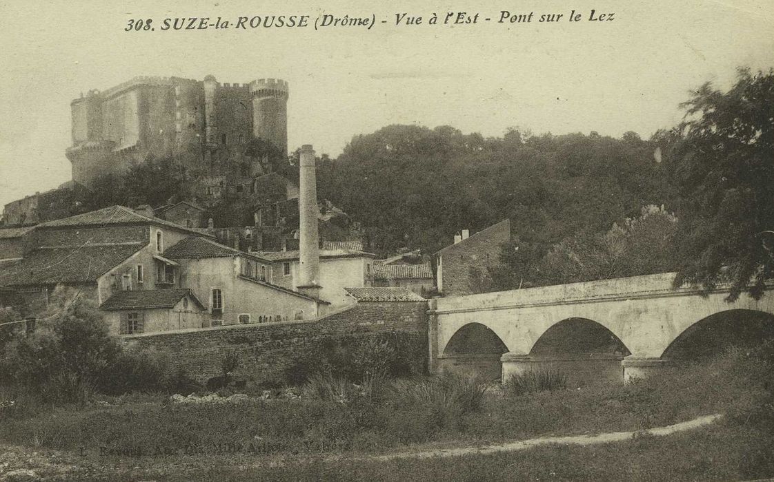 Château : Vue générale du château dans son environnement