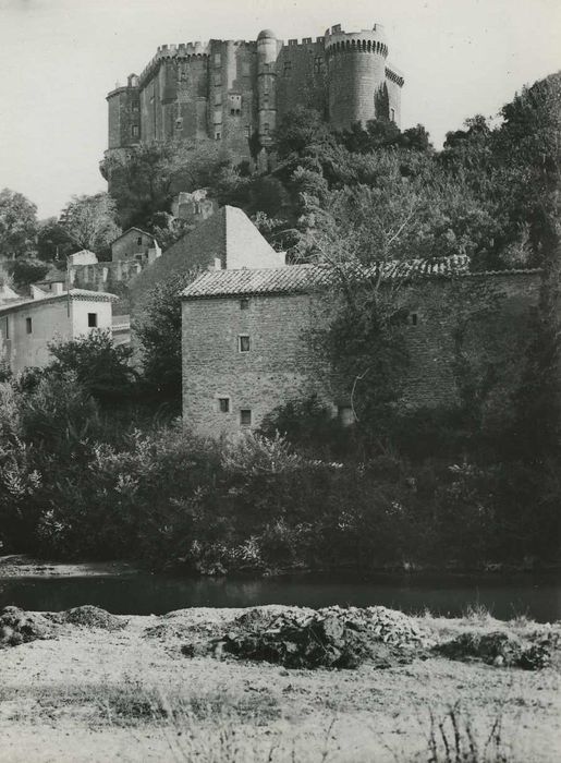 Château : Vue générale du château dans son environnement