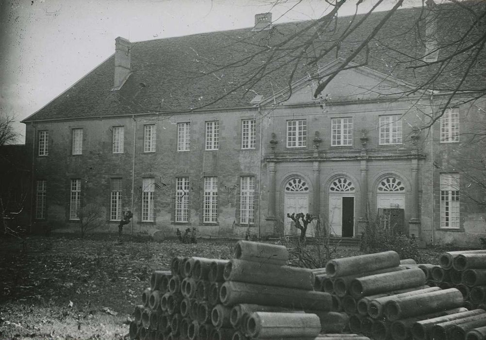 Château : Façade nord-est, vue partielle