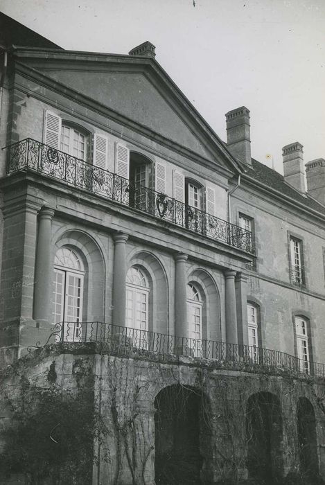 Château : Façade sud-ouest, vue partielle